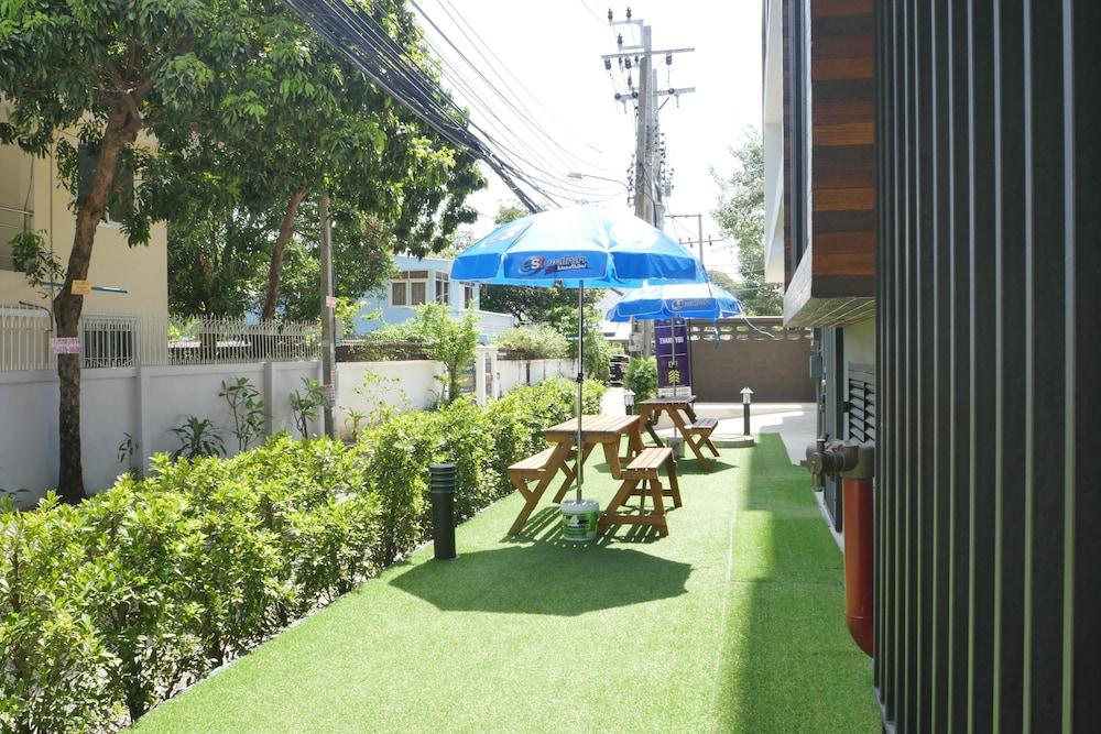 Q Space Residence Bangkok Exterior photo